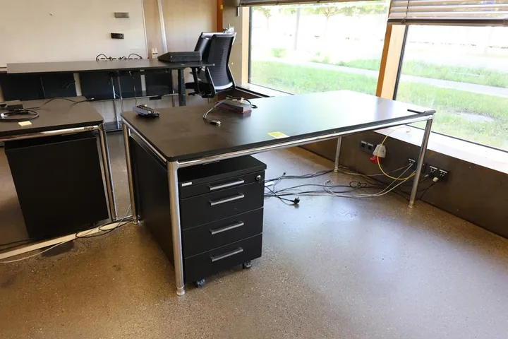 1 x Bosse Tisch 1 x Palmberg Rollcontainer Tischmaß: 180 x 80 x 68 cm